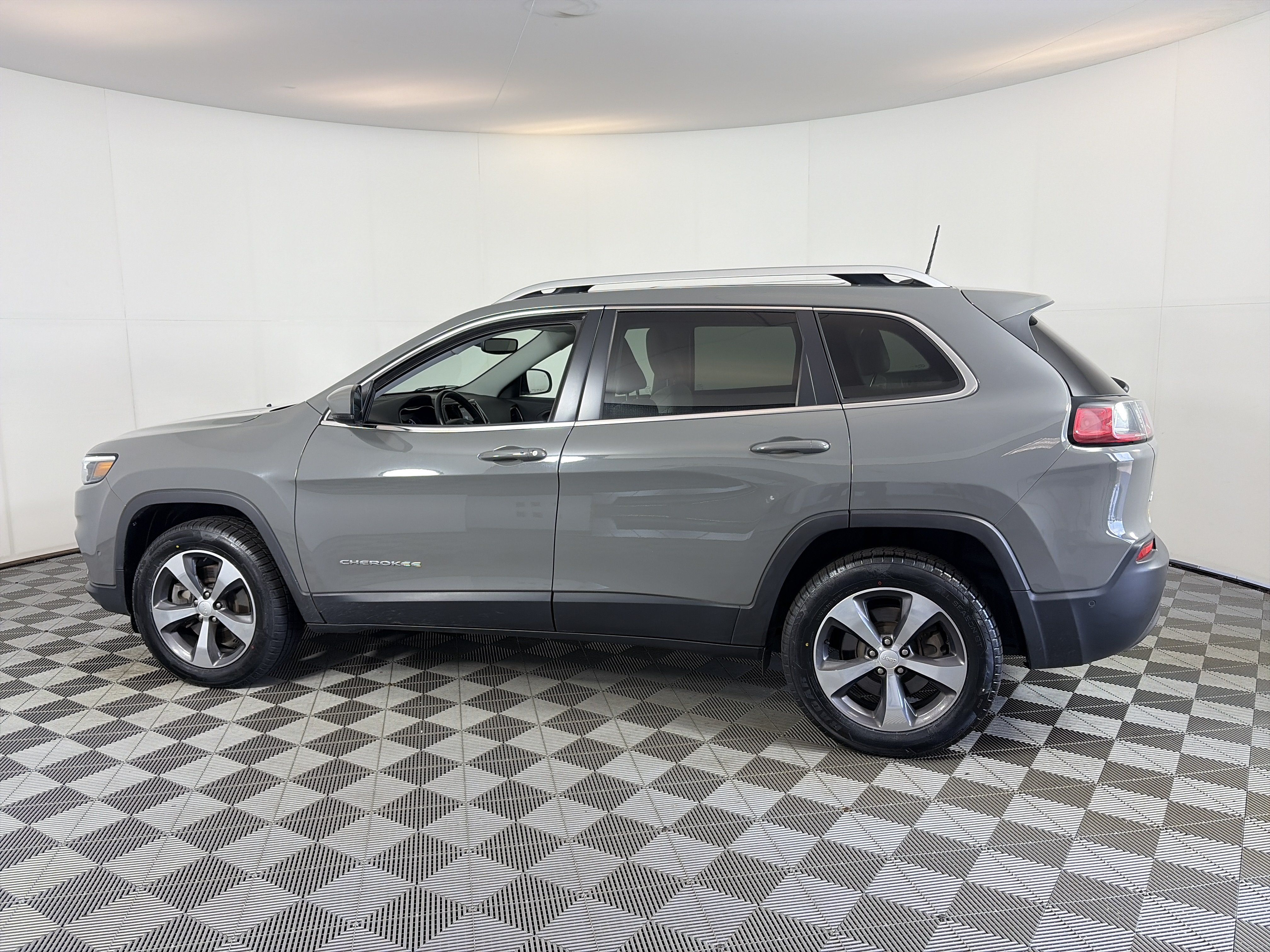 Used 2019 Jeep Cherokee Limited w/ Luxury Group AWD/4WD image 8