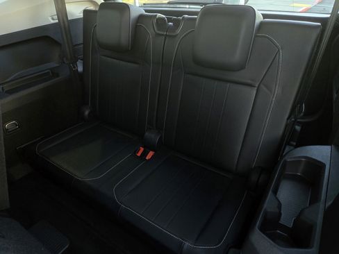 Used 2024 Volkswagen Tiguan SE image 12