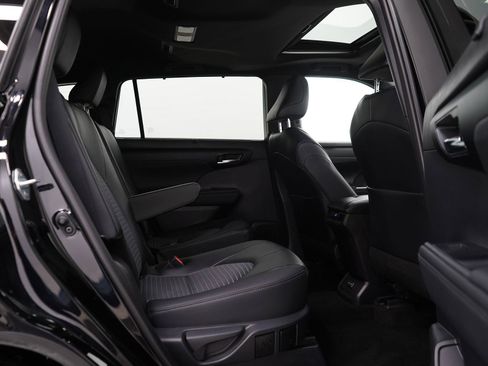 Used 2025 Toyota Highlander XSE AWD/4WD image 12