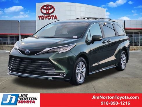 Used 2025 Toyota Sienna Limited AWD/4WD image 3