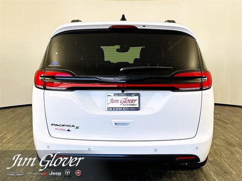 New 2026 Chrysler Pacifica Select w/ S Appearance Package image 5