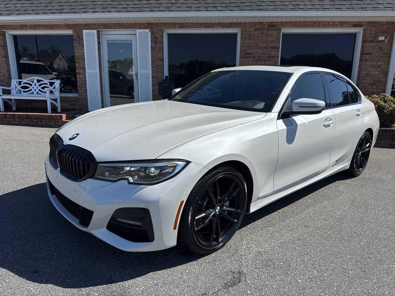 Used 2020 BMW 330i Sedan w/ M Sport Package RWD image 4