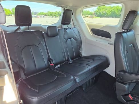 Used 2023 Chrysler Pacifica Touring-L FWD image 18