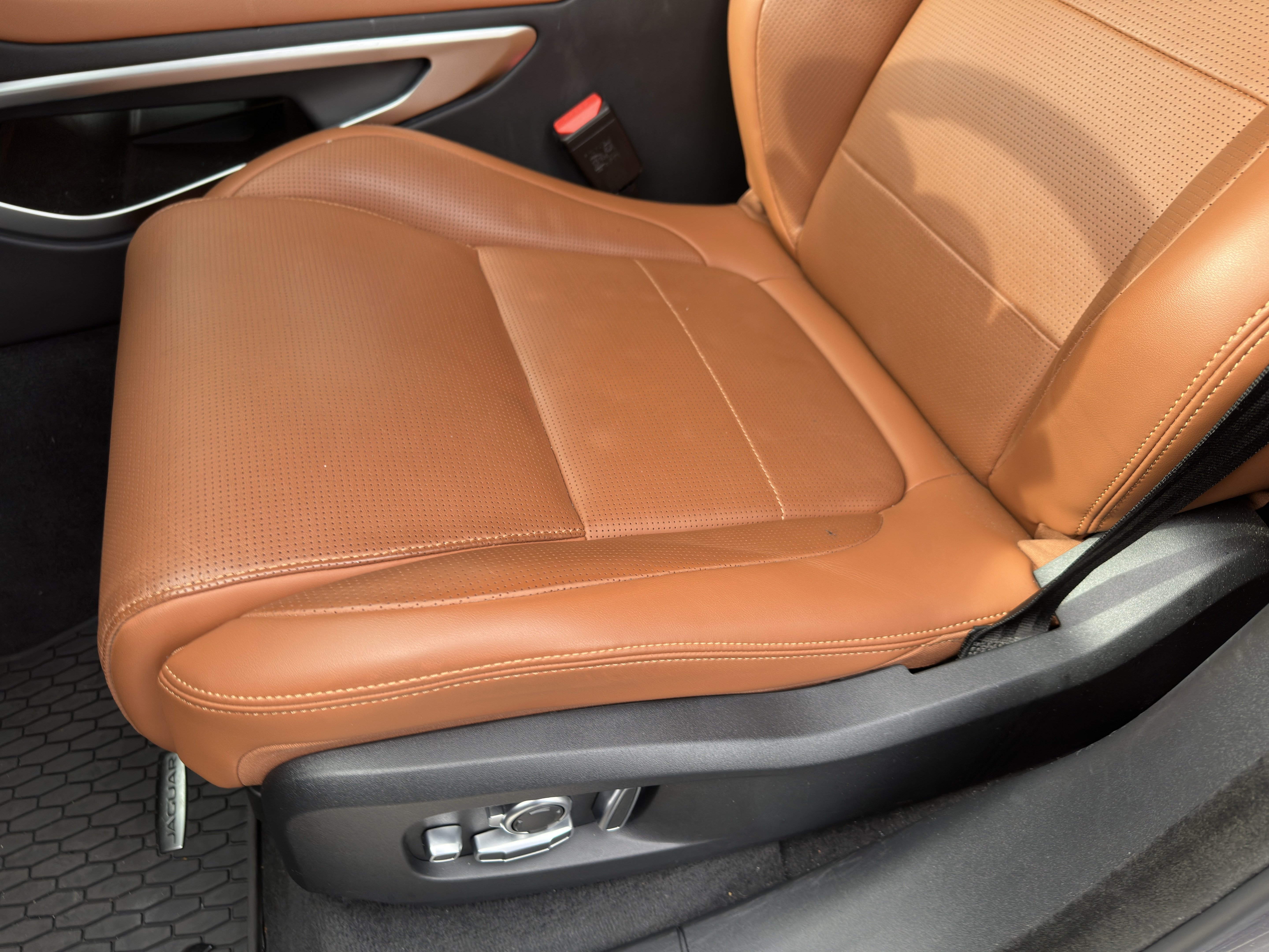 Certified 2026 Jaguar F-PACE R-Dynamic S AWD/4WD image 16