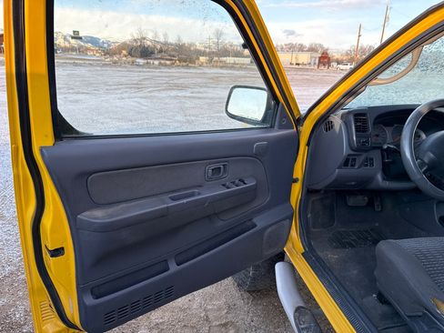 Used 2001 Nissan Xterra SE image 9