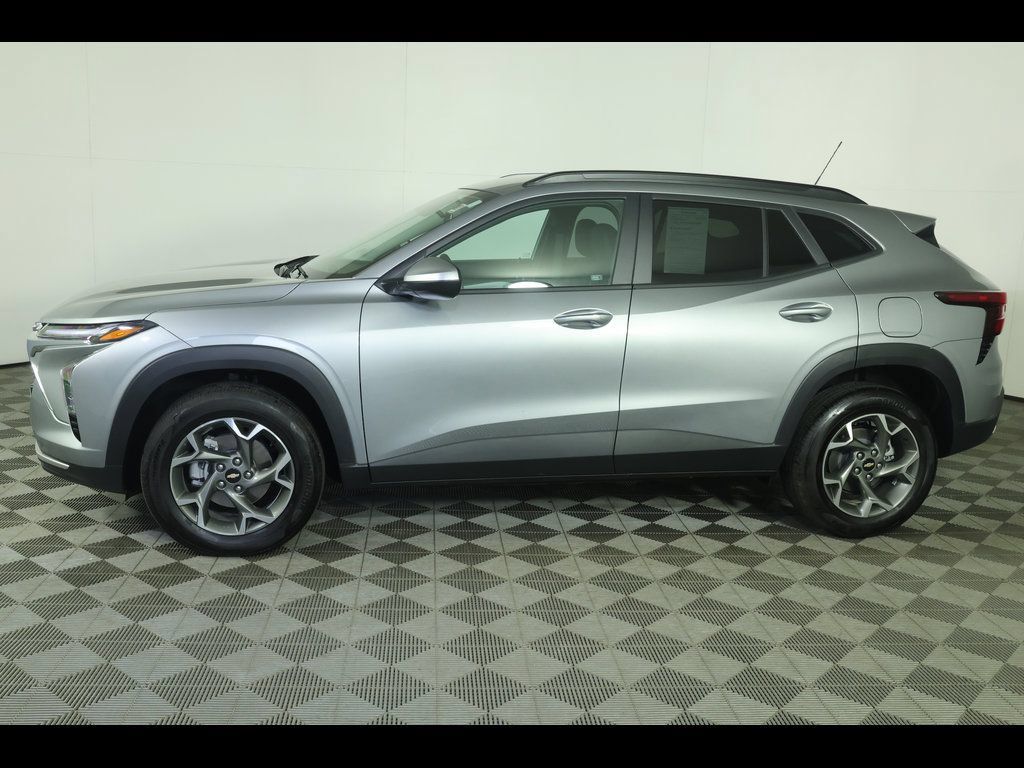 Used 2025 Chevrolet Trax LT w/ Driver Confidence Package FWD image 6