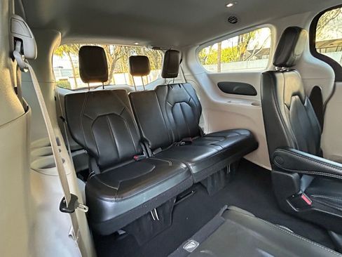 Certified 2023 Chrysler Pacifica Touring-L FWD image 36