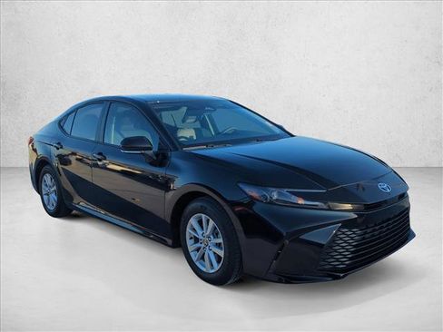 Used 2025 Toyota Camry LE image 3