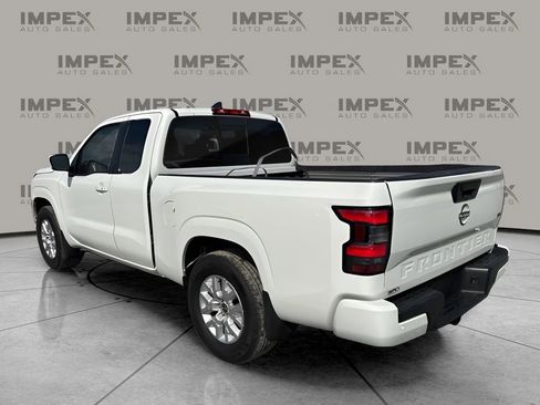Used 2024 Nissan Frontier SV w/ SV Convenience Package image 3