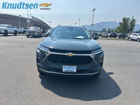Used 2025 Chevrolet Trax LT w/ Driver Confidence Package FWD image 2