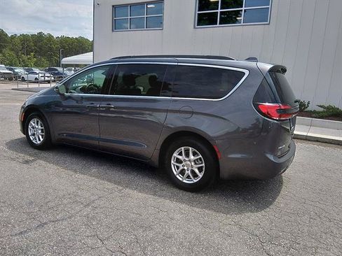 Used 2022 Chrysler Pacifica Touring-L FWD image 5