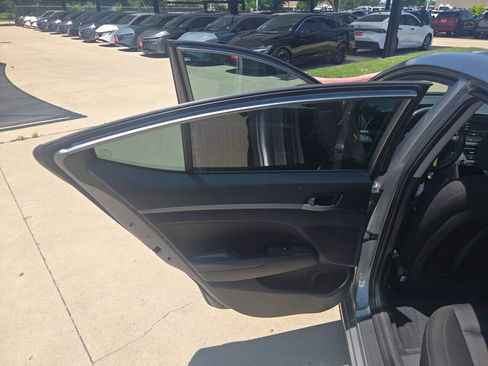 Used 2018 Hyundai Elantra SE FWD image 12