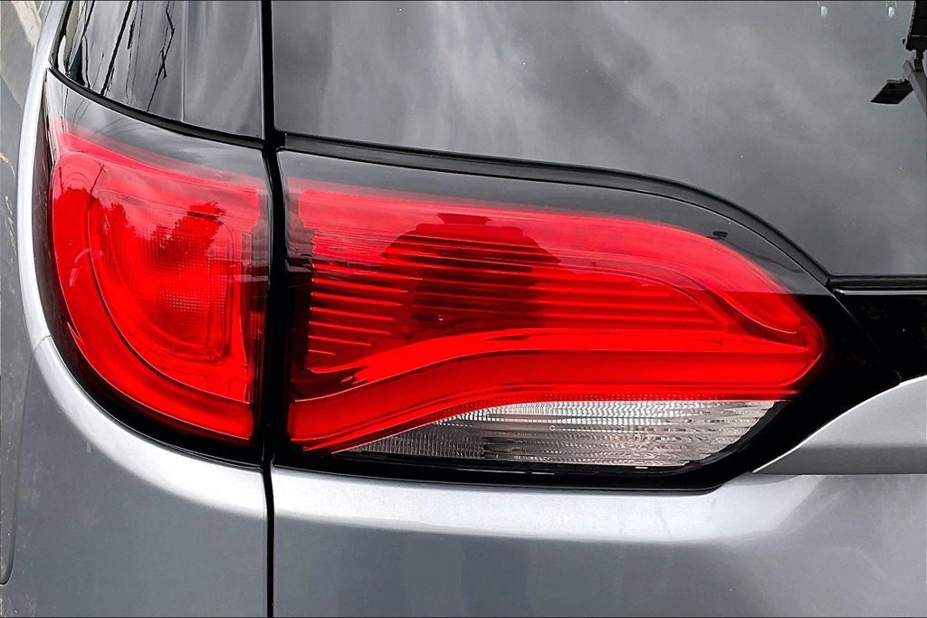 Used 2019 Chrysler Pacifica Touring Plus w/ Cold Weather Group FWD image 30