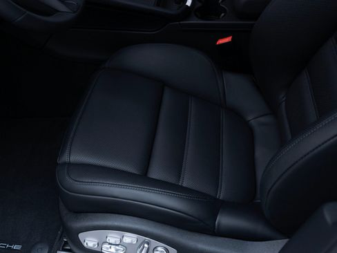 Certified 2025 Porsche Macan image 16