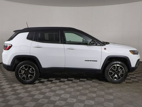 Used 2025 Jeep Compass Trailhawk AWD/4WD image 16
