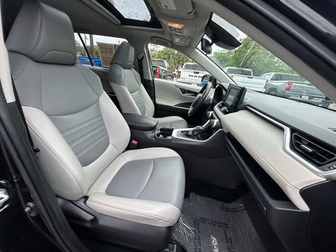 Used 2020 Toyota RAV4 XLE Premium FWD image 24