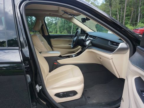 Used 2022 Jeep Grand Cherokee Limited AWD/4WD image 16