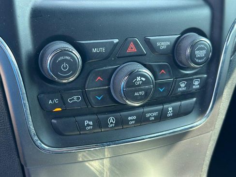 Used 2018 Jeep Grand Cherokee Laredo AWD/4WD image 22