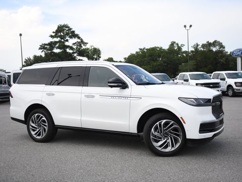 Used 2025 Lincoln Navigator Reserve AWD/4WD image 1
