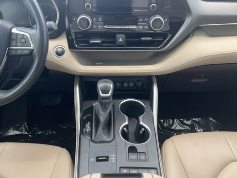 Used 2020 Toyota Highlander XLE image 19