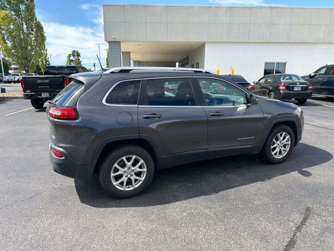 Used 2016 Jeep Cherokee Latitude w/ Safety/Convenience Group AWD/4WD image 7
