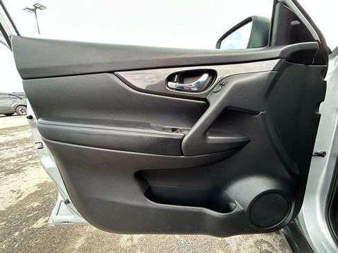 Used 2020 Nissan Rogue SV image 25