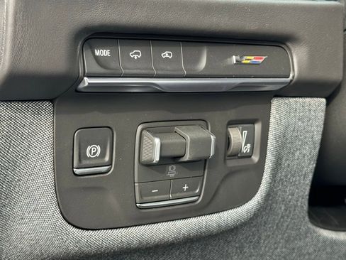 New 2026 Cadillac Escalade V w/ LPO, ONYX Package AWD/4WD image 22