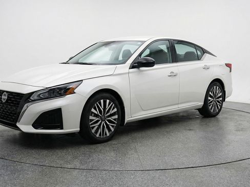 Used 2025 Nissan Altima 2.5 SV image 3
