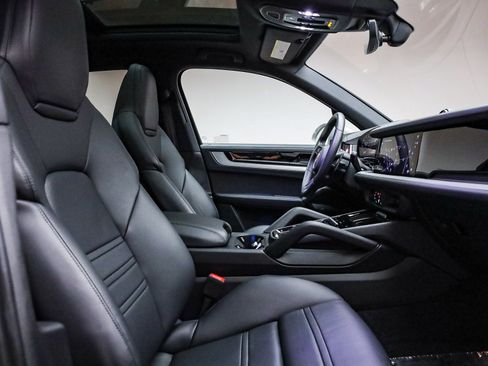Used 2025 Porsche Cayenne E-Hybrid image 22