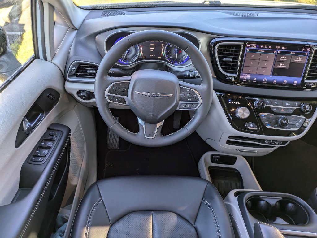 Used 2024 Chrysler Pacifica Touring-L FWD image 17