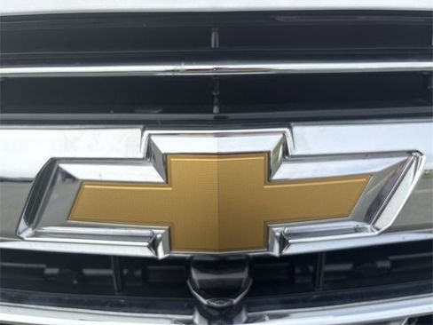 New 2025 Chevrolet Suburban Premier image 32