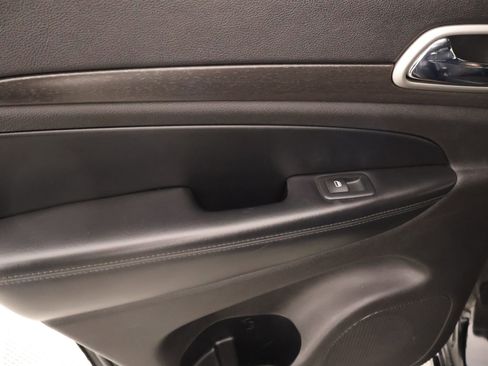 Used 2018 Jeep Grand Cherokee Altitude image 18