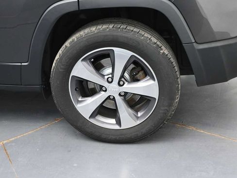 Used 2019 Jeep Cherokee Limited AWD/4WD image 5
