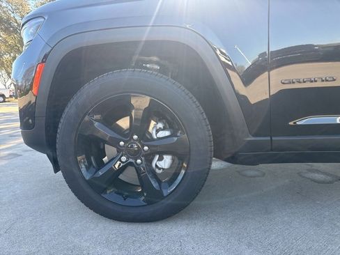 Used 2025 Jeep Grand Cherokee Limited w/ Luxury Tech Group II image 15