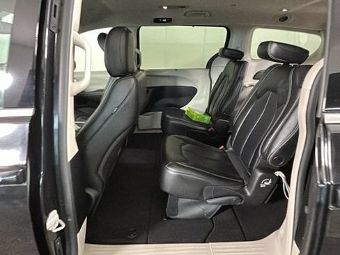 Used 2023 Chrysler Pacifica Touring-L FWD image 26