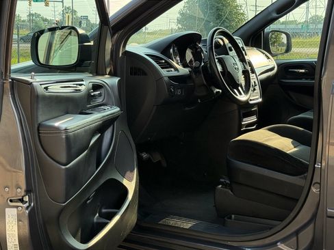 Used 2016 Dodge Grand Caravan SE FWD image 6