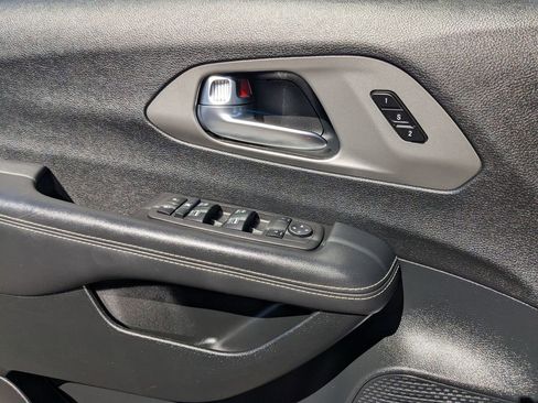 Used 2025 Chrysler Pacifica Select image 15