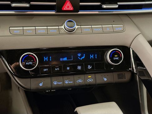 Used 2025 Hyundai Elantra SEL image 24