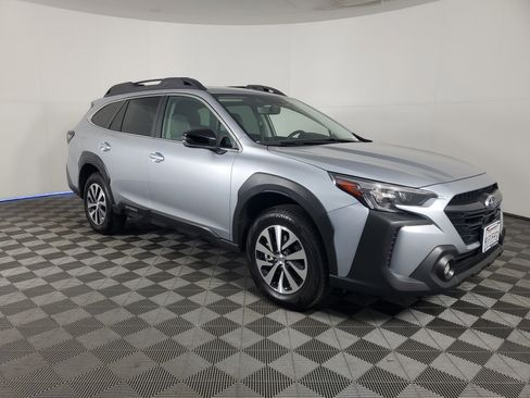 Used 2025 Subaru Outback Premium image 2