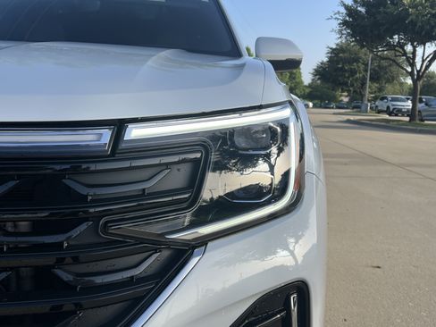 Certified 2024 Volkswagen Atlas Cross Sport SEL R-Line AWD/4WD image 6
