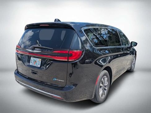 Used 2024 Chrysler Pacifica Limited FWD image 3
