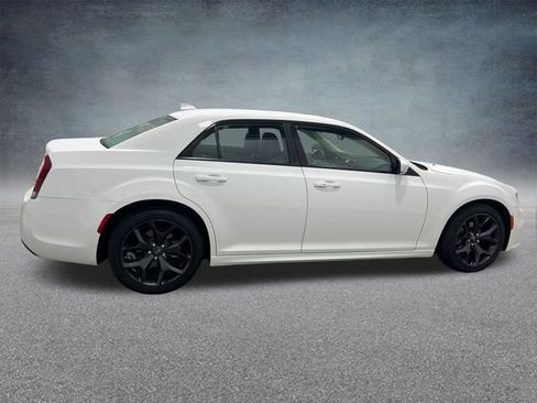 Used 2023 Chrysler 300 Touring L image 6