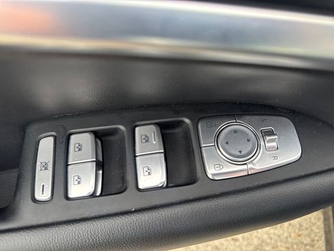 Used 2023 Genesis G70 2.0T RWD image 17