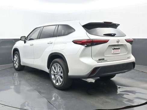 Used 2023 Toyota Highlander Limited image 3