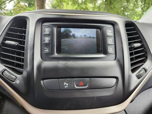 Used 2018 Jeep Cherokee Latitude w/ Mobile Office Group FWD image 10