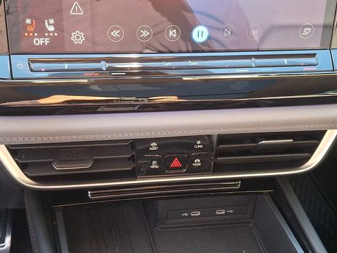 Used 2025 Volkswagen Atlas Peak Edition SE image 17