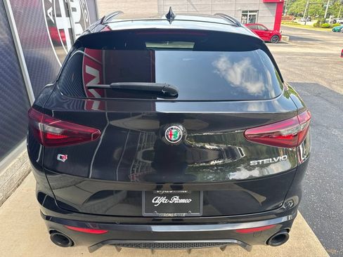 Used 2023 Alfa Romeo Stelvio Veloce AWD/4WD image 11