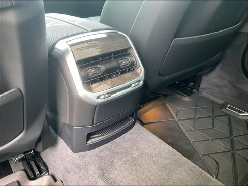 Used 2024 BMW i7 xDrive60 image 34