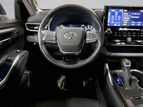 Used 2021 Toyota Highlander Limited image 7