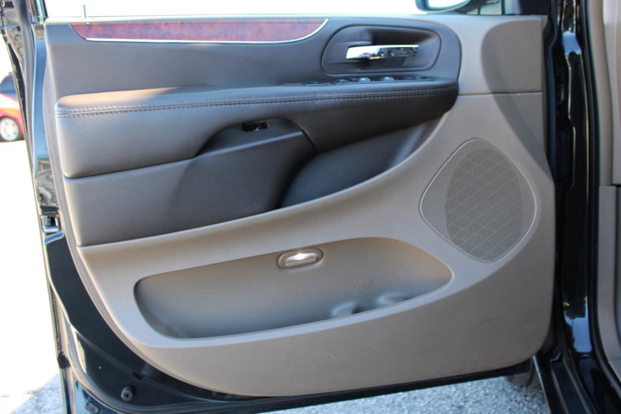 Used 2015 Chrysler Town & Country Touring-L w/ Driver Convenience Group FWD image 14